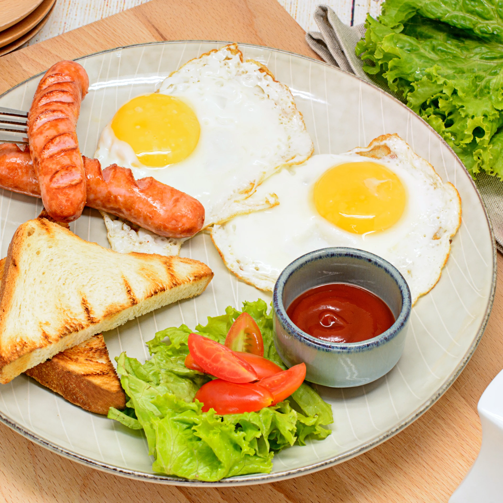 Яичница с молочными сосисками