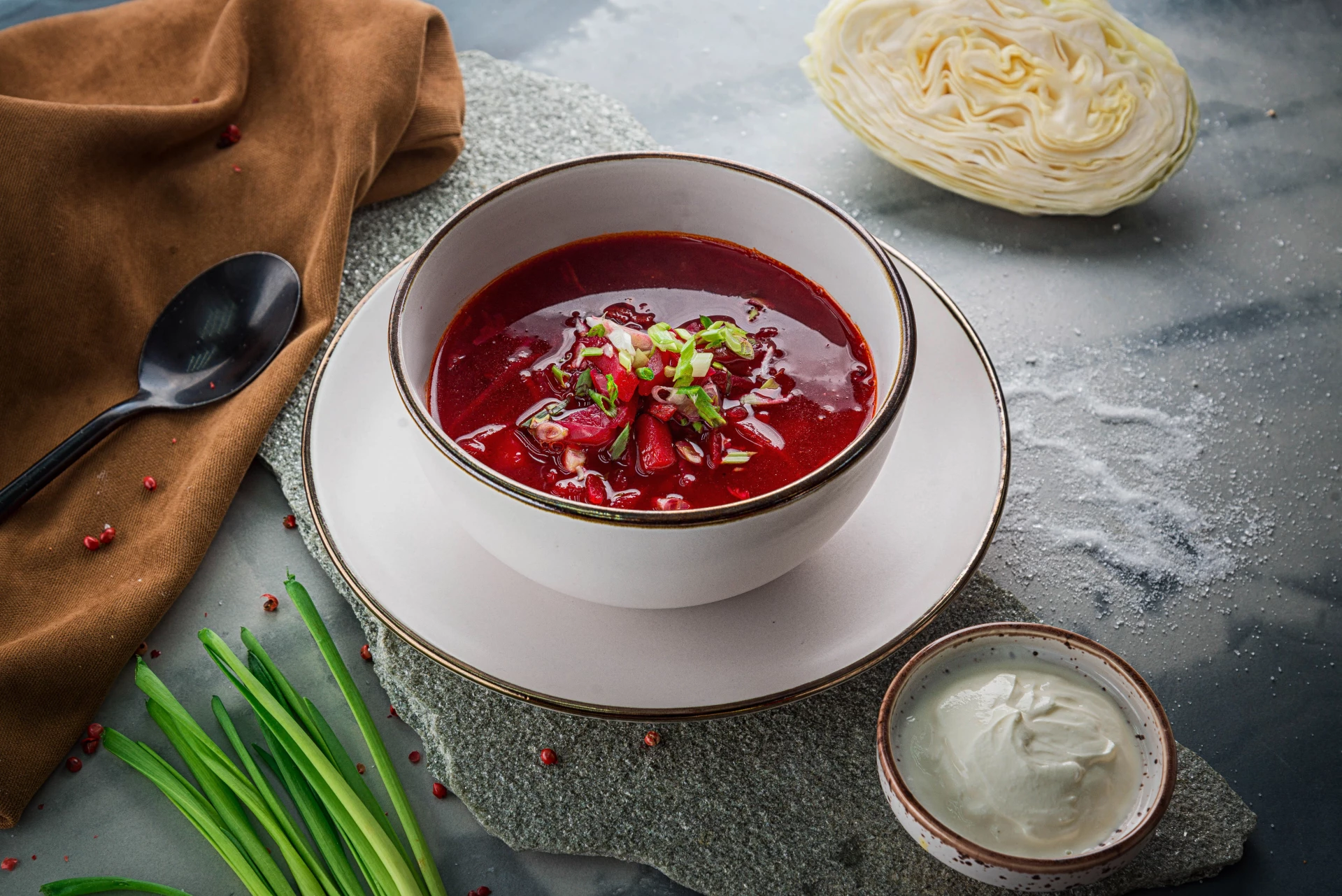 Борщ из свежей капусты с мясом, со сметаной