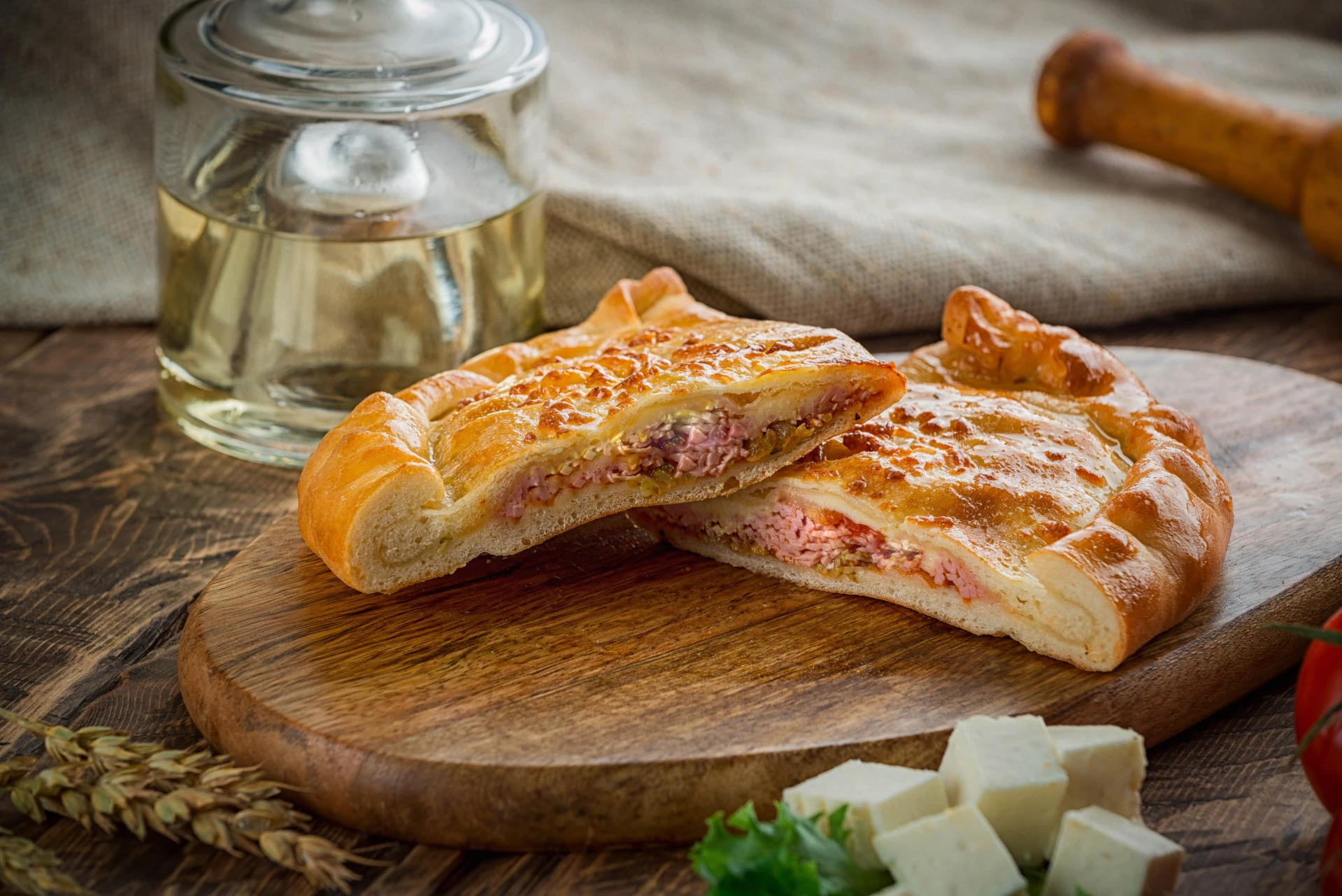 Пицца закрытая с колбасой 260 гр.