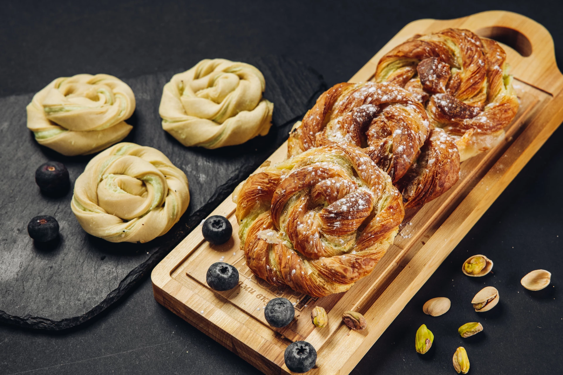 Вензель с фисташковой начинкой, 6 шт