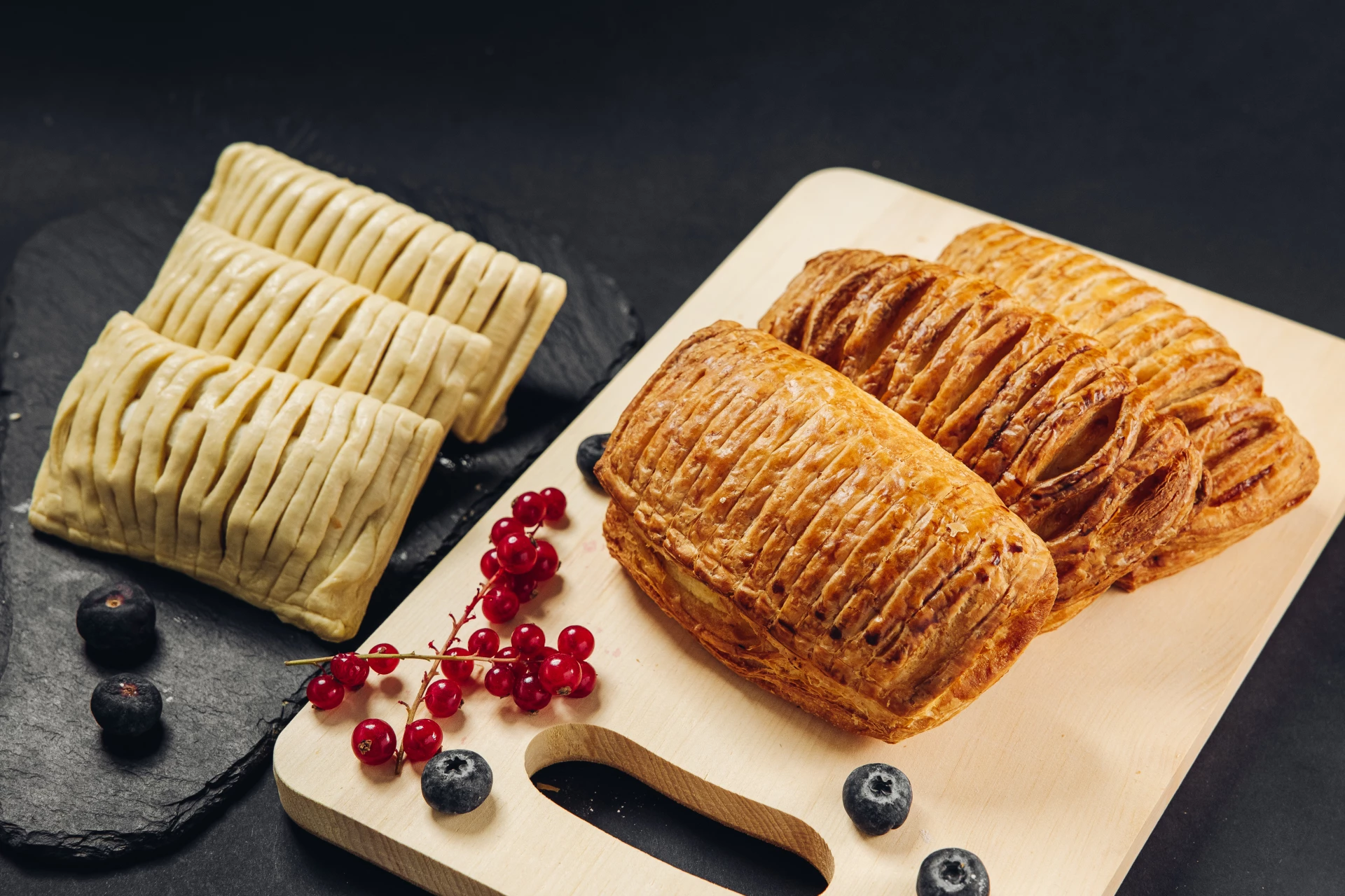 Слойка с творогом и малиновым джемом, 4 шт