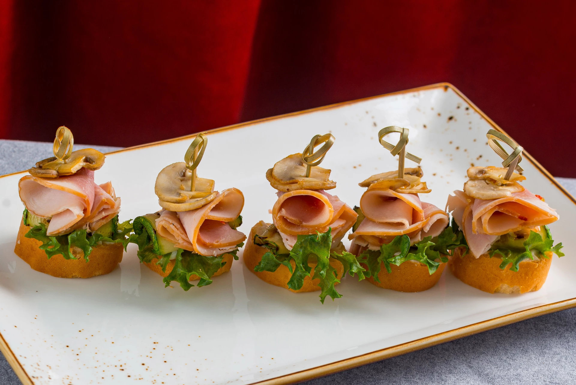 Канапе с мясом индейки, цукини, сливочным сыром 30 гр