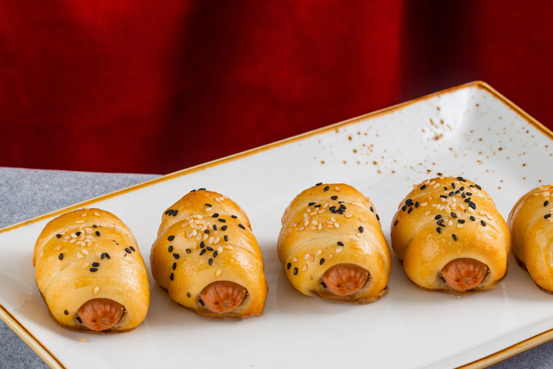 Мини хот дог с кунжутом 25 гр