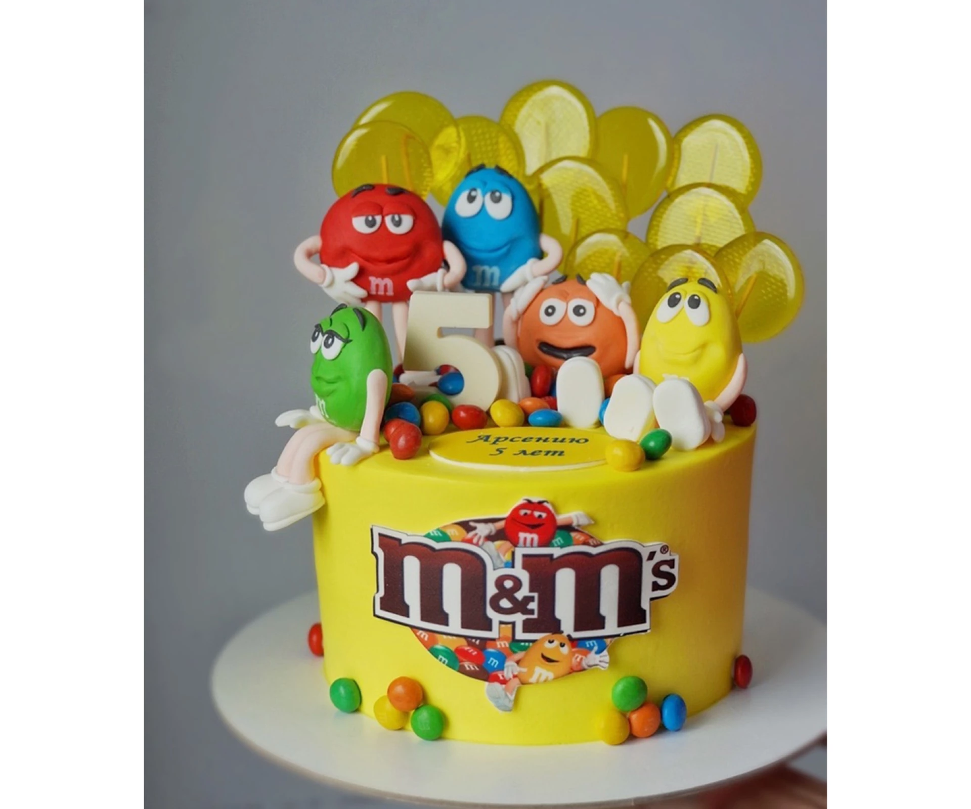 Торт «Радужный M&MS»