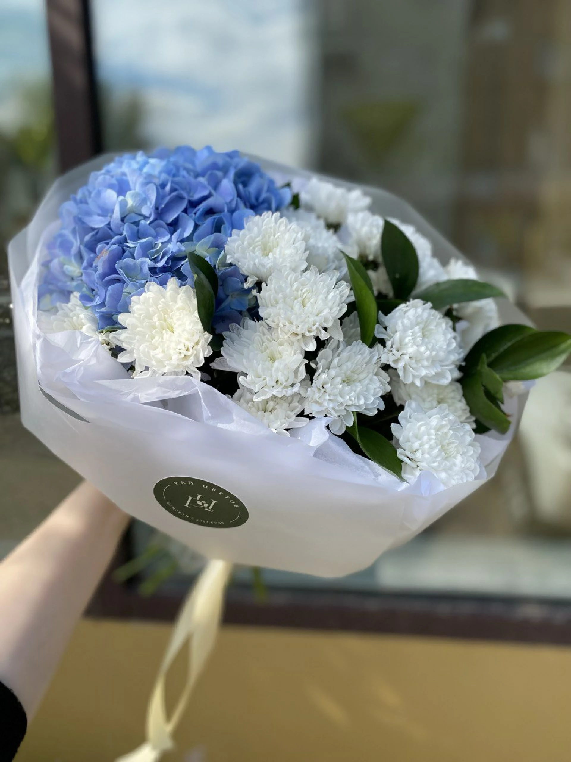 Букет из гортензии и кустовых хризантем