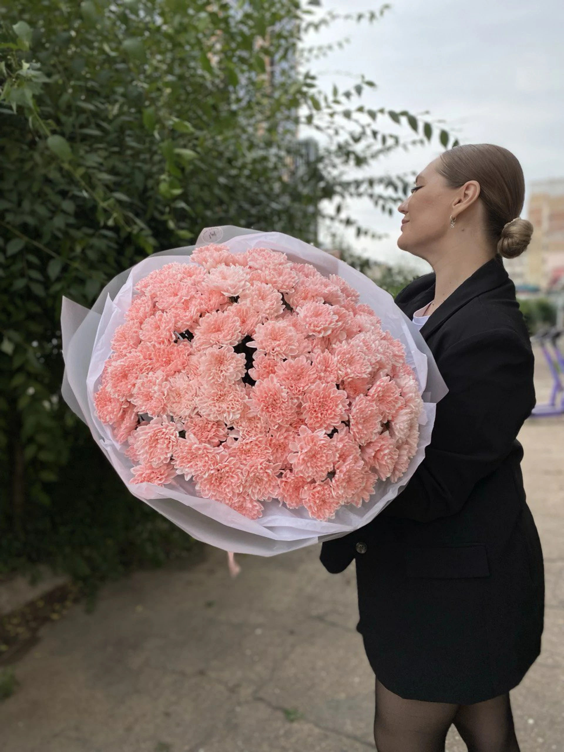#24 Персиковые хризантемы в букете 21шт