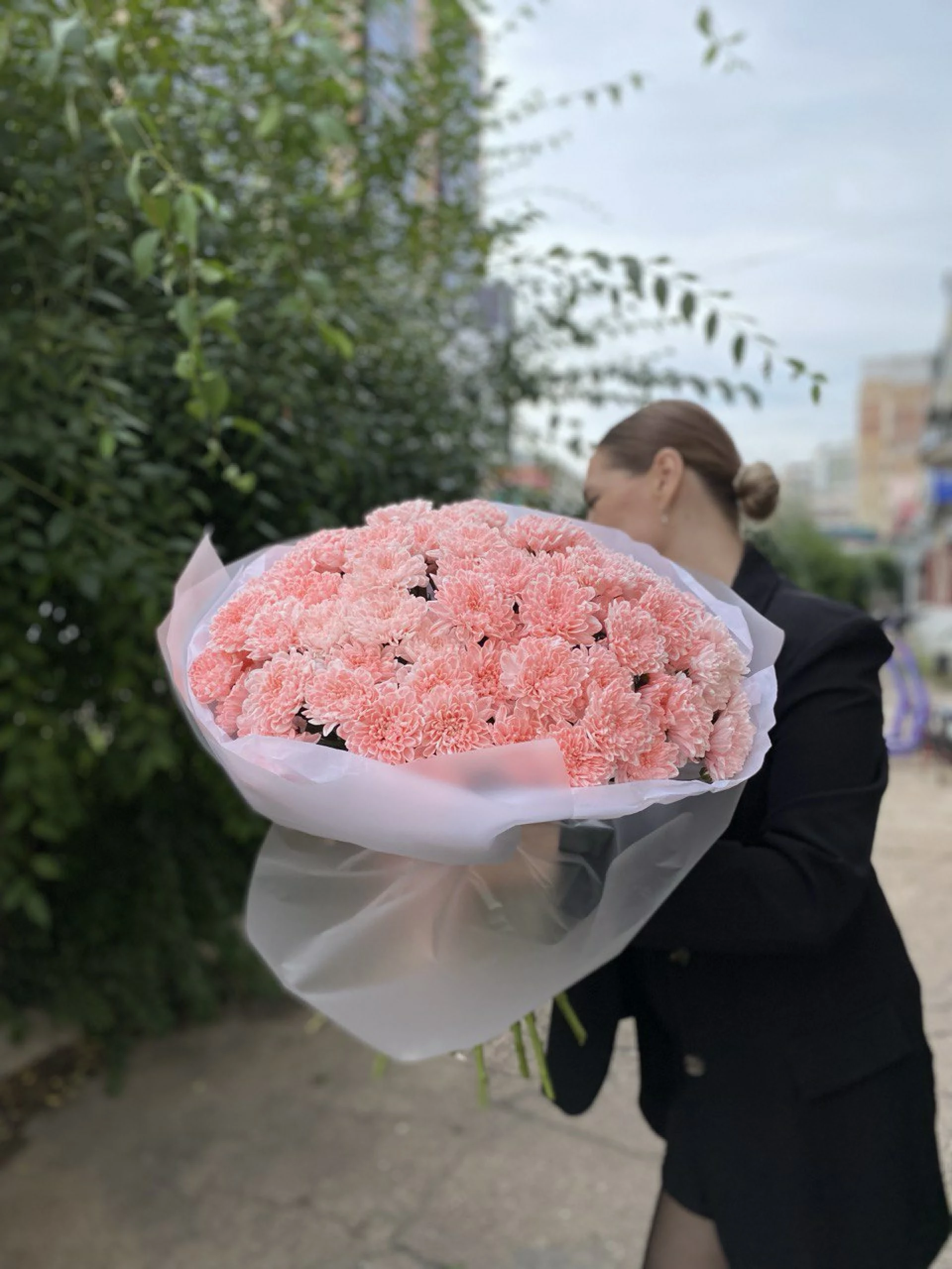 #24 Персиковые хризантемы в букете 21шт