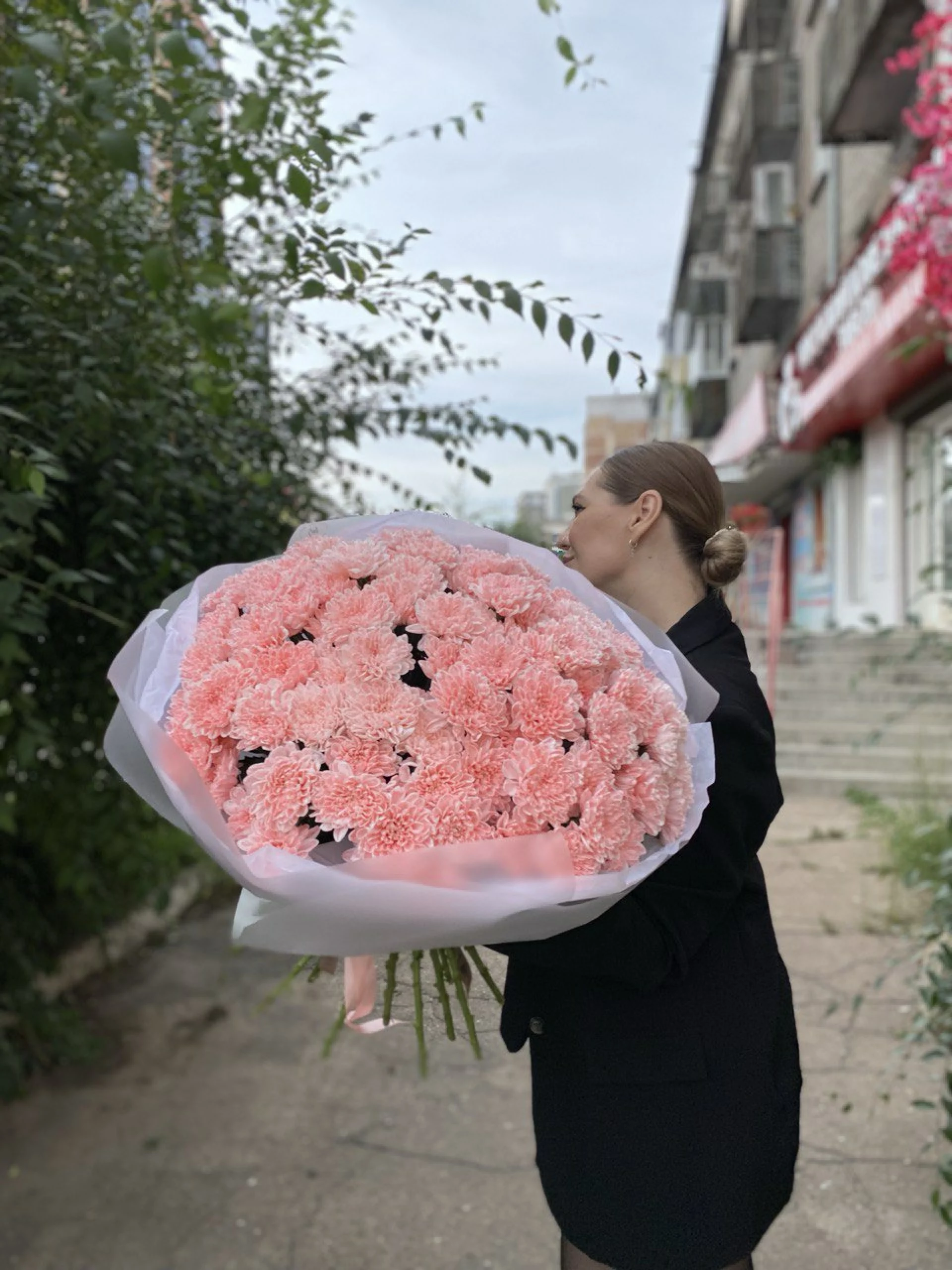 #24 Персиковые хризантемы в букете 21шт