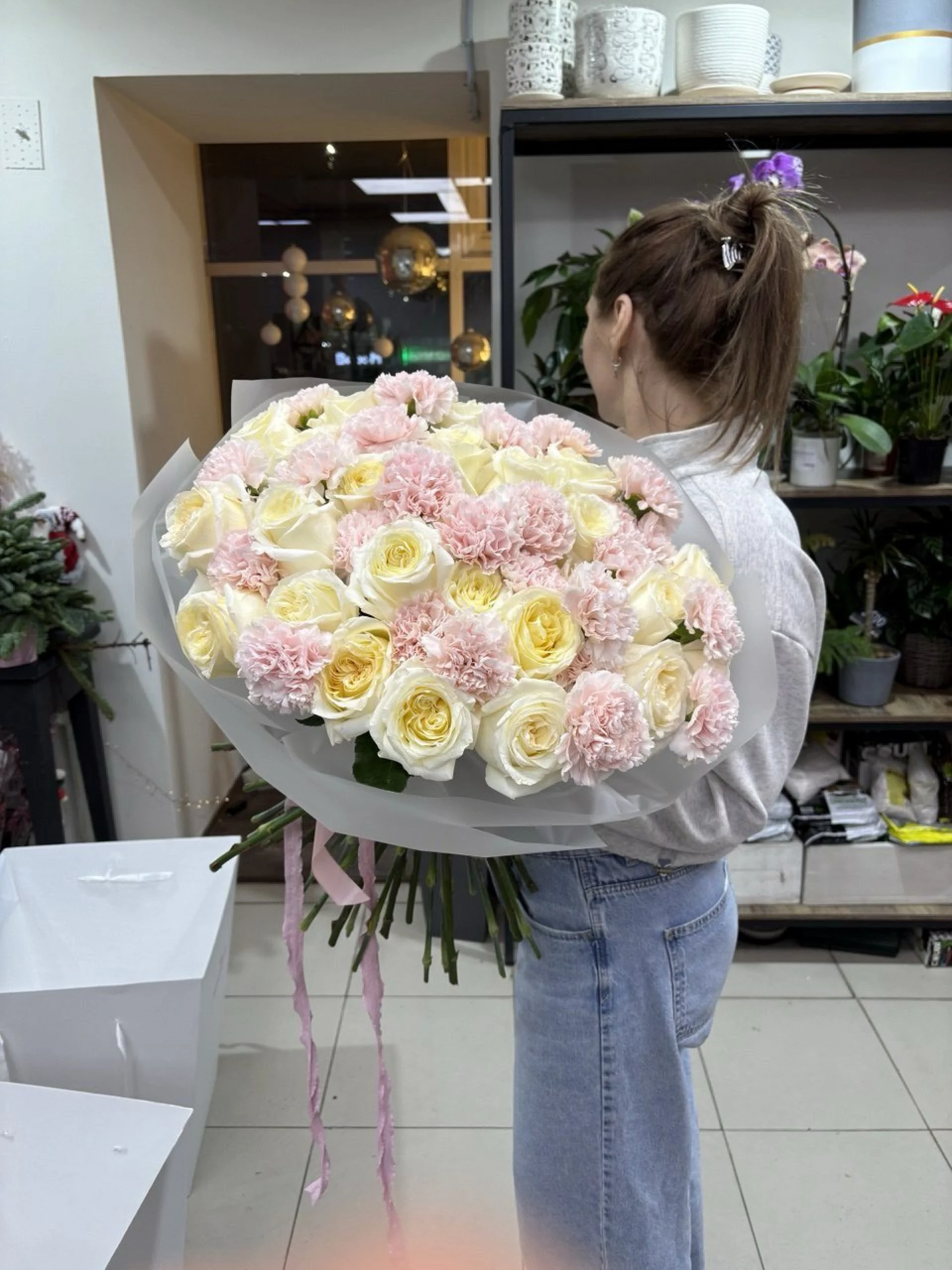 Букет из роз Candlelight и диантусов