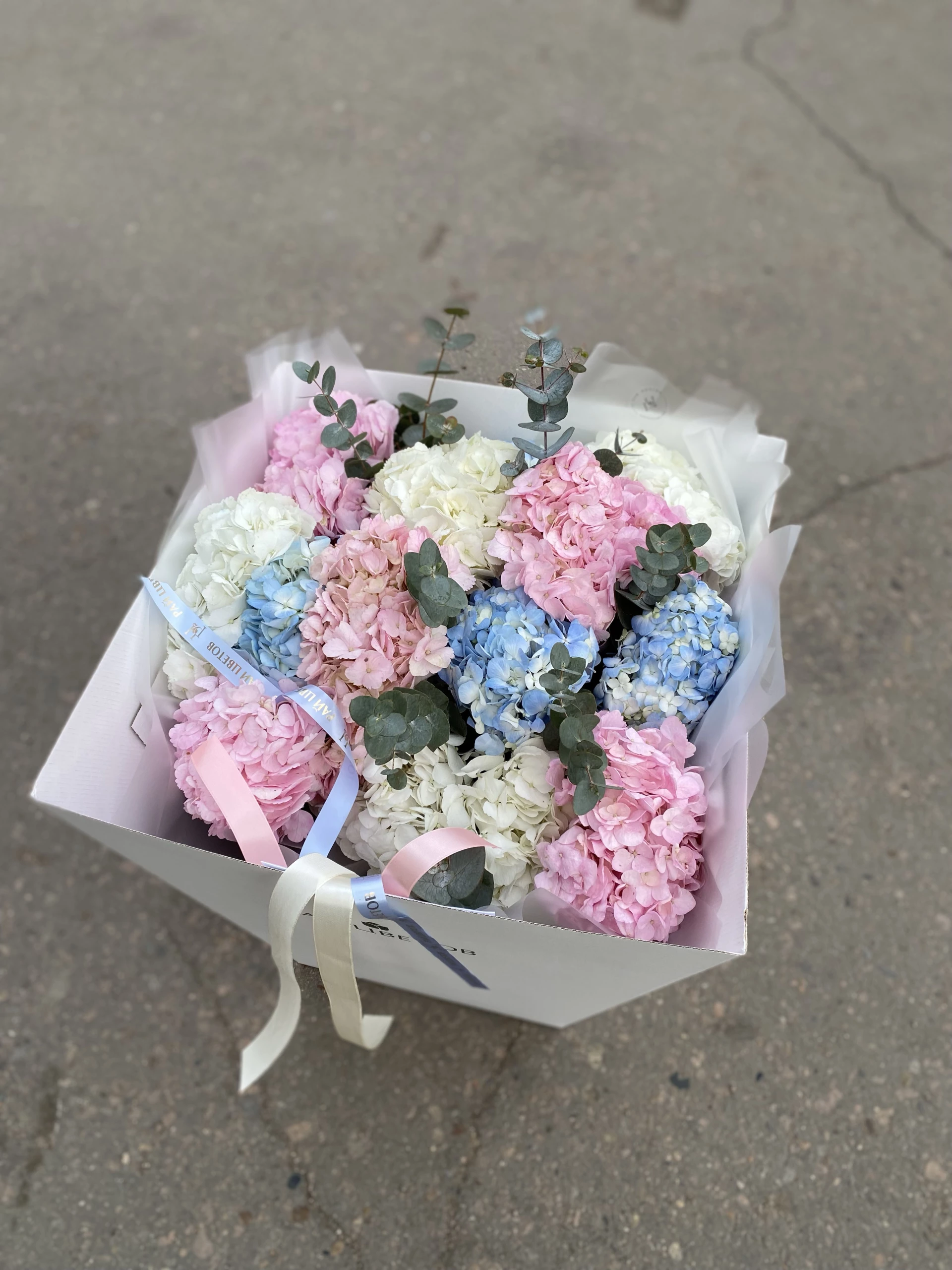 Букет гортензий с эвкалиптом