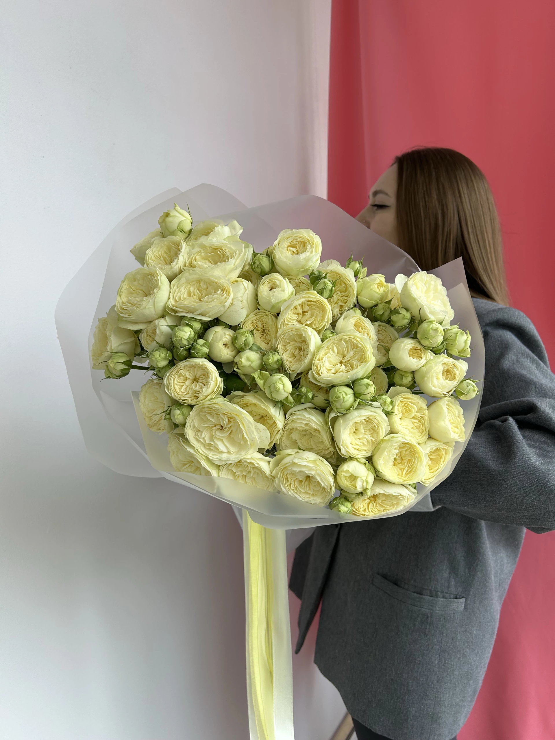 Моно букет из пионовидных кустовых роз «Royal Park» 15шт