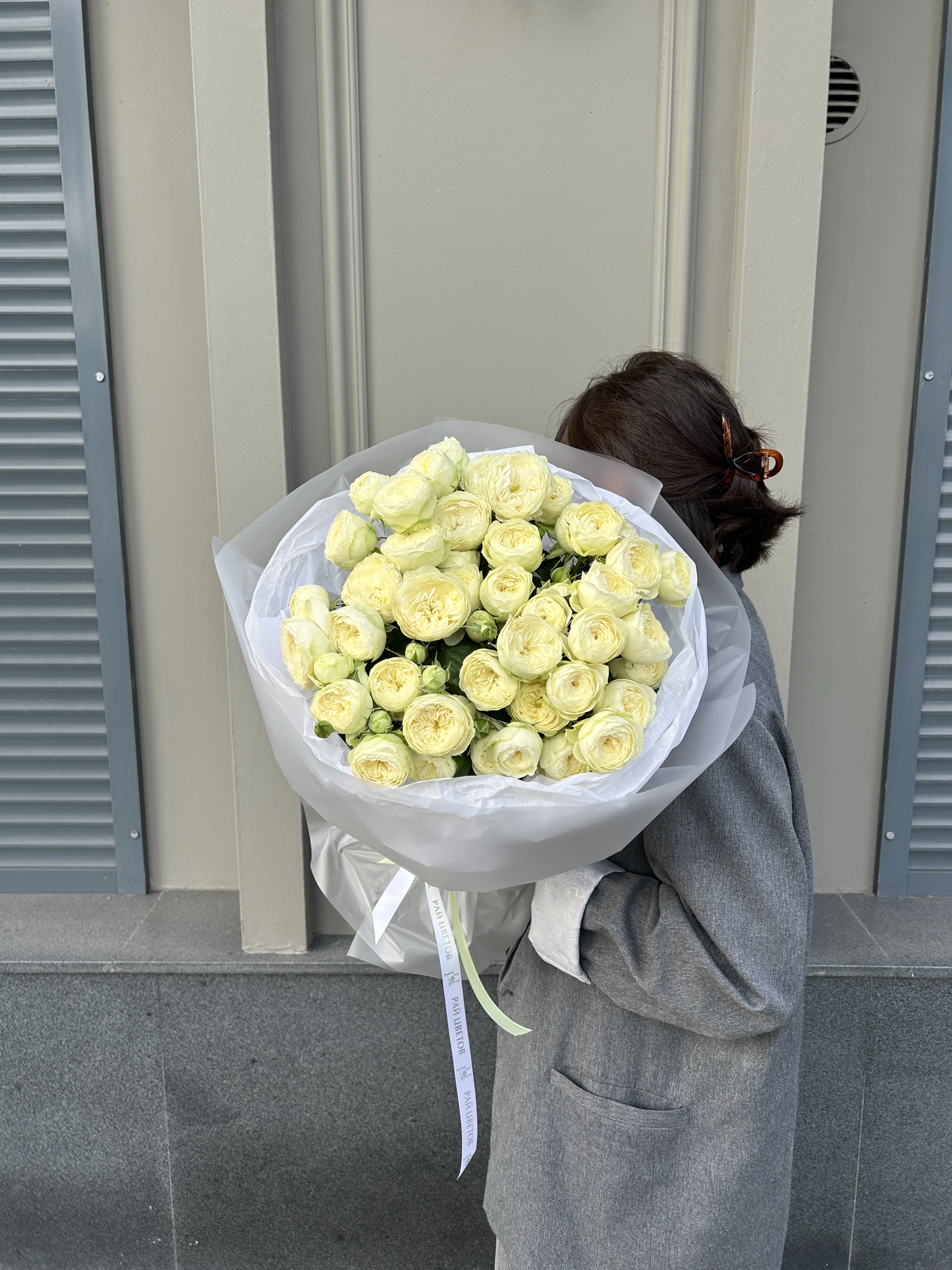 Моно букет из пионовидных кустовых роз «Royal Park» 9шт.